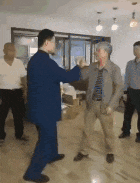 搞笑段子图文:小明上课时,一直看着老师傻笑!