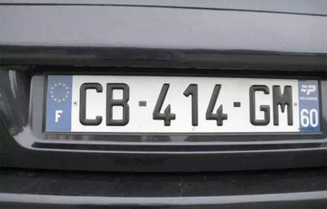 在中国,汽车上路必须要的这块铁片,原来有这么多可吹NB的故事