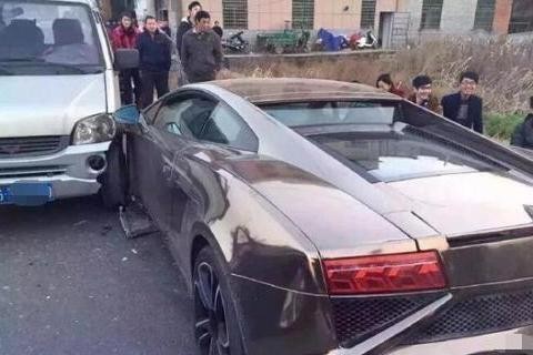 五菱宏光撞上400万宾利飞驰，车主要哭了，开宾利的却笑了！