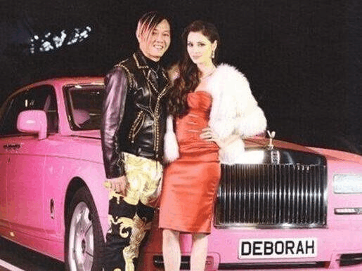 他是葬爱家族最富的人,50多岁仍留着杀马特,坐