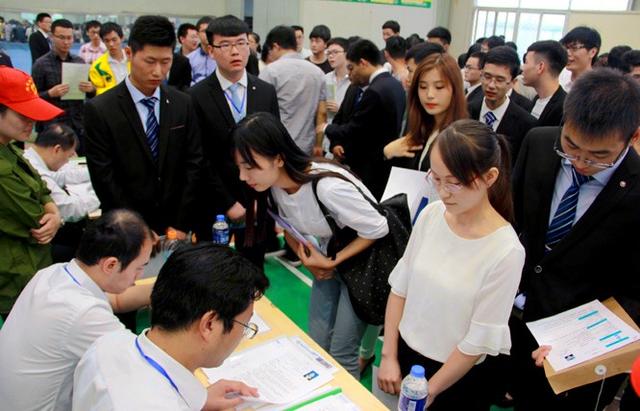 为什么国企招聘要应届生,往届生很难进