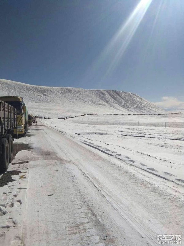 唐古拉山大雪堵车 卡车司机用生命在挣钱