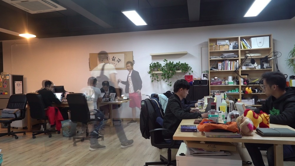 沪漂4年后买了辆“出租车”，他到底是艺术家还是傻子？