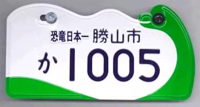 在中国,汽车上路必须要的这块铁片,原来有这么多可吹NB的故事