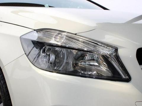 卤素大灯，没有雾灯配手动空调，这进口豪车卖23万还有人买单？