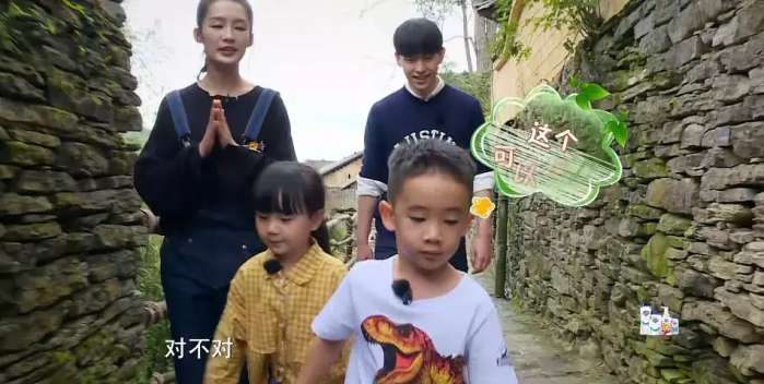 jasper和小山竹邓伦李沁他们四个人牵手走,应采儿一脸懵逼,表示jasper