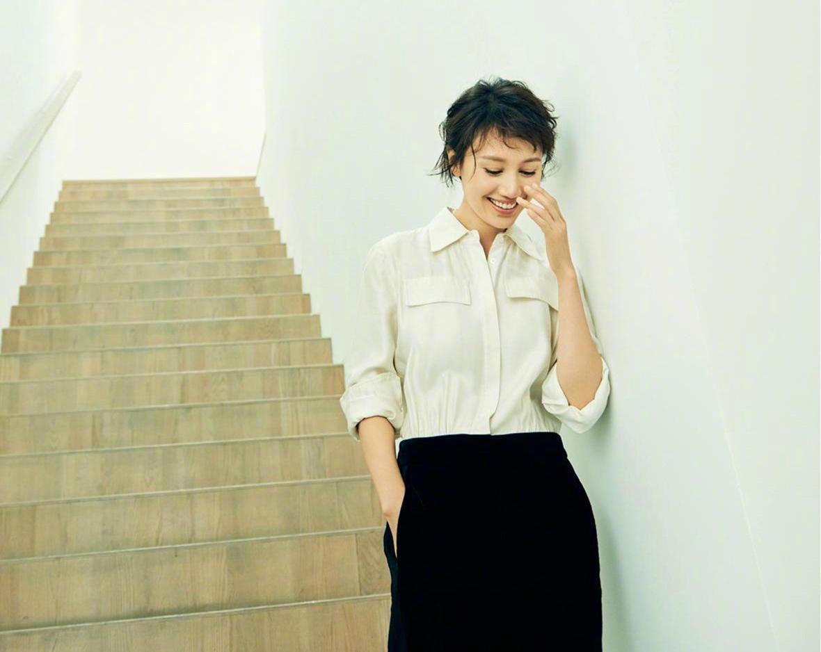 40岁袁泉再登杂志封面，还是奥黛丽赫本范