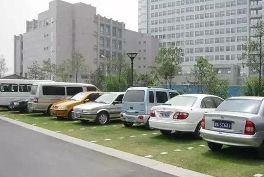 停车为什么要车头朝外?这4点告诉你这样停的好处