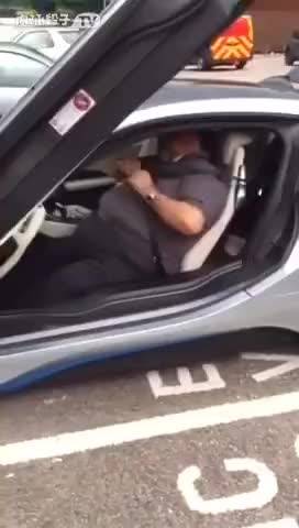 男子开奔驰跑黑车被查，看来车子还不够豪华，这辆跑车不会被查了吧？迷之微笑...