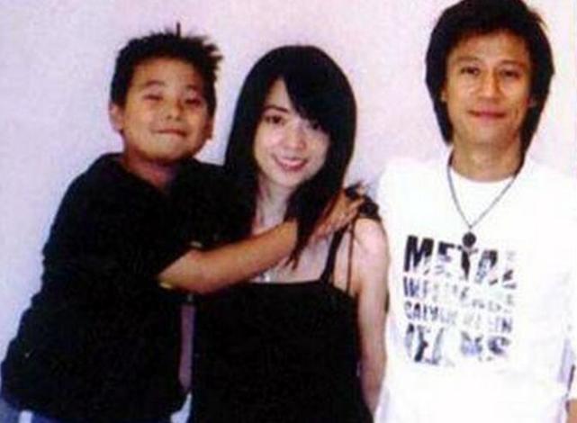 他为人非常低调,她的妻子是余佳恩.