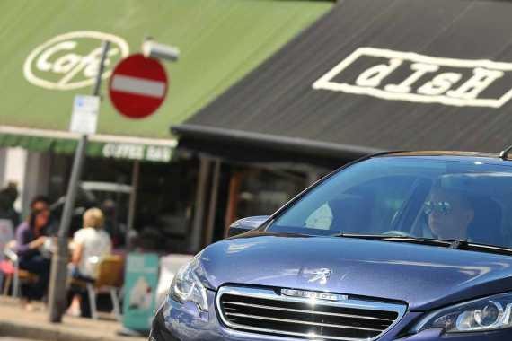 标致208广告因涉嫌纵容危险驾驶遭禁