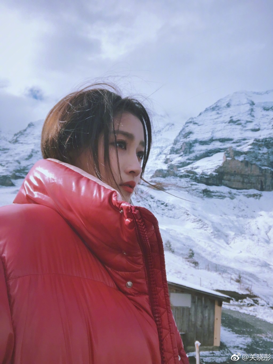 你从雪山走来，为爱飞千里，关晓彤从北京到上海探班鹿晗