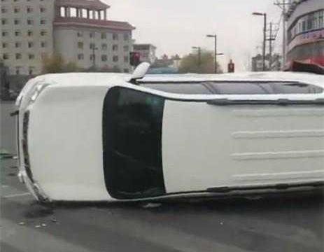 大众捷达与丰田霸道对撞, 结果让人无法相信, 看来买车还得是捷达