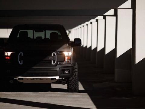 水泥灰颜色，5.0升V8发动机，功率超600马力，猛禽F150真猛！