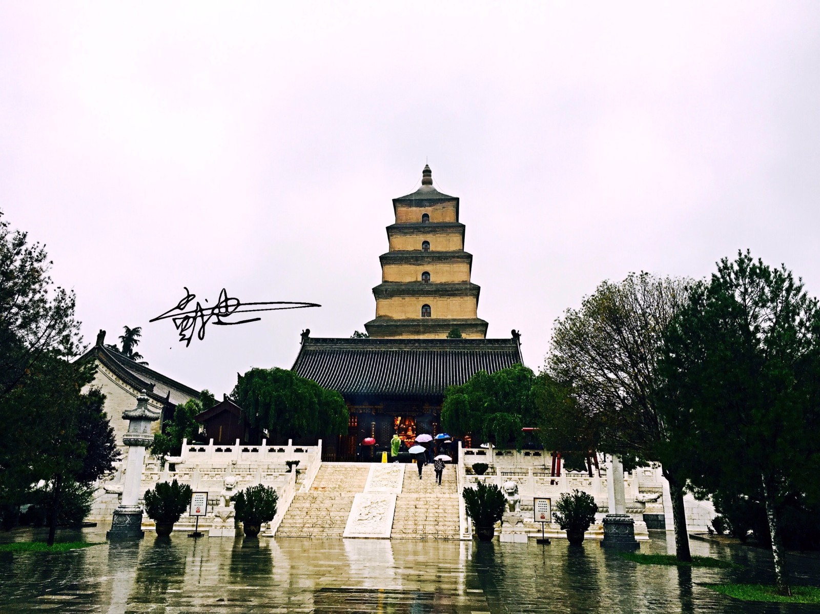 【携程攻略】西安大雁塔景点,唐代大雁塔原是唐朝皇帝为西行印度取得的佛经而建，塔前有玄奘的塑像…