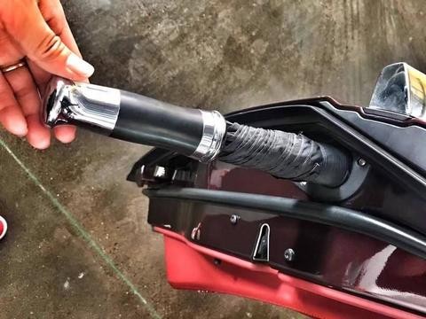 劳斯莱斯门里有两把雨伞，每把10万，实际价格难以置信