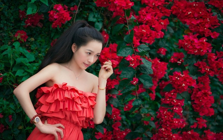 开满鲜艳花朵下一个长发飘飘的美丽红衣姑娘!