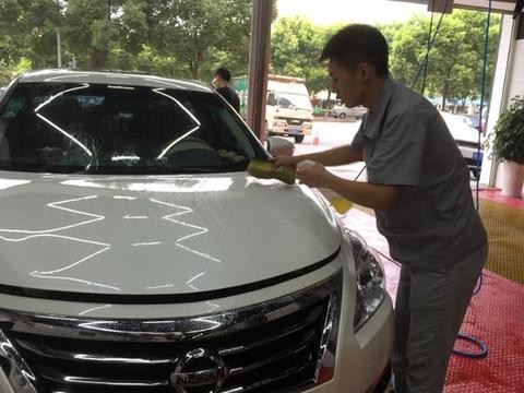 白色车多久洗一次才不会发黄？老司机教你一招天天像开新车