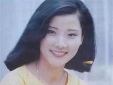她容貌不输林青霞，演技堪比刘晓庆，今54岁坐豪车容貌依旧美艳！