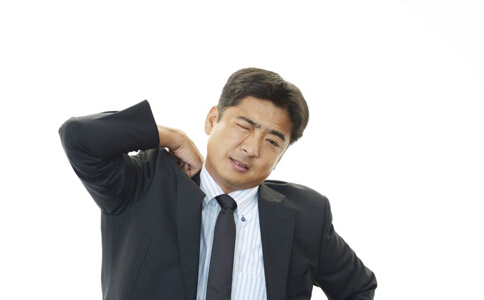 在生活中颈椎病经常被人们小看,颈椎病会导致