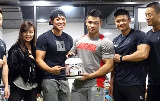 今天,中国第一张男子健美的ifbb职业卡诞生了!