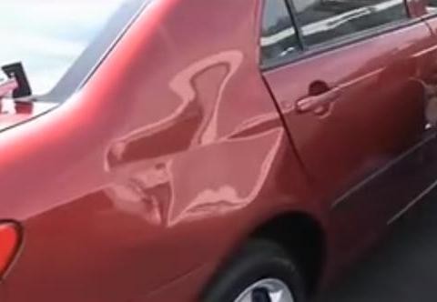 车身凹陷送维修厂，修车师傅开价1000元，小伙几十块钱解决！