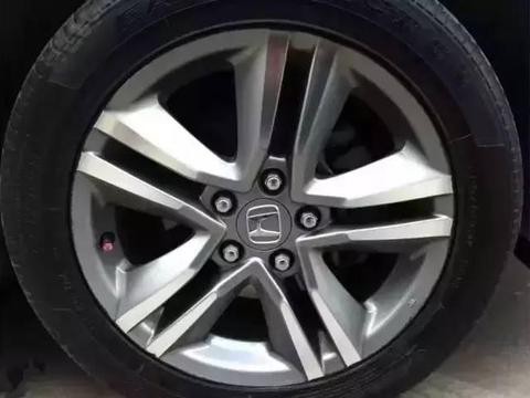 很多车主都有洗车后的这个小习惯，会让车子爆胎的几率增大几倍！