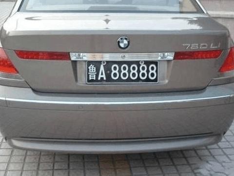 浙江这辆奔驰走到哪里都不怕，车牌比5个8还屌！