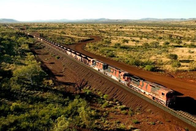 世界最长火车:7公里长一眼望不到头,重10万吨需8个车头前拉后推
