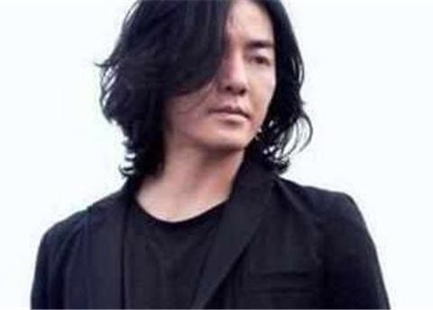 郭富城给他做配角，张学友佩服他，今50岁沦为18线，豪车仅80万！