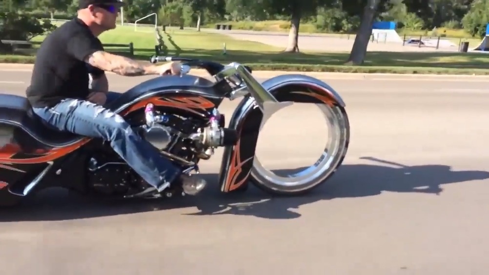 性能变态！摩托车改装V8 V12跑车引擎，动力强到没几个人敢骑  ​