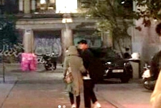 宋慧乔西班牙蜜月，街头紧挨老公宋仲基取暖，网友偶遇路透照曝光