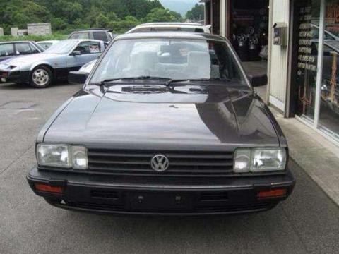 路边停了一辆大众桑塔纳, 看到行驶证后大家才知道这车值上百万