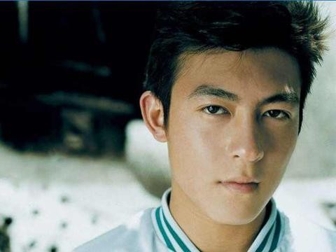 他和众多当红女星拍摄无数“情爱”视频 退出娱乐圈后仍豪车无数