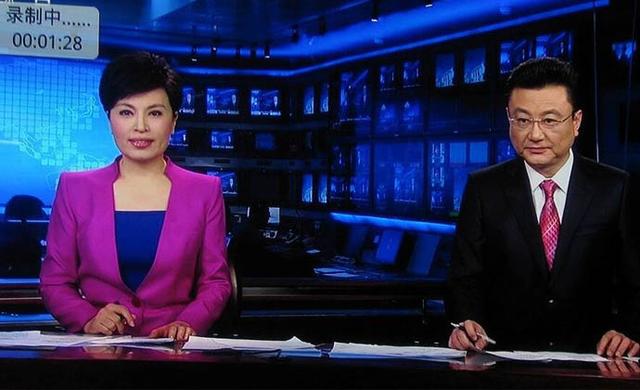新闻联播主持人口误_新闻联播 里你绝不知的秘密 为何主播位置要 男右女左