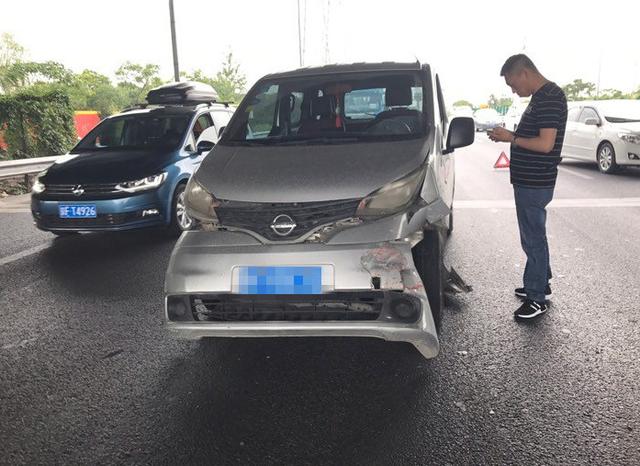 日产面包车追尾福克斯,挪车后,这前保险杠让日