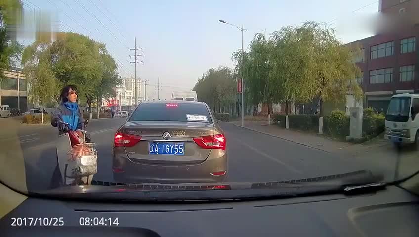 电动车被撞怪谁？看了这视频就知道