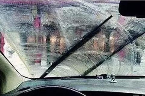 雨刮器刮不干净不好使？一张水砂纸轻松解决
