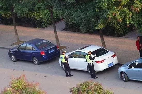 担心违停被贴条怎么办?老司机通常都会这么做