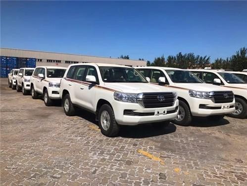 18款兰德酷路泽4000双流水大灯 霸气美的象征