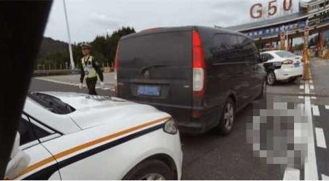 男子开奔驰高速拉客被抓, 车主: 奔驰品牌好, 容易迷惑交警