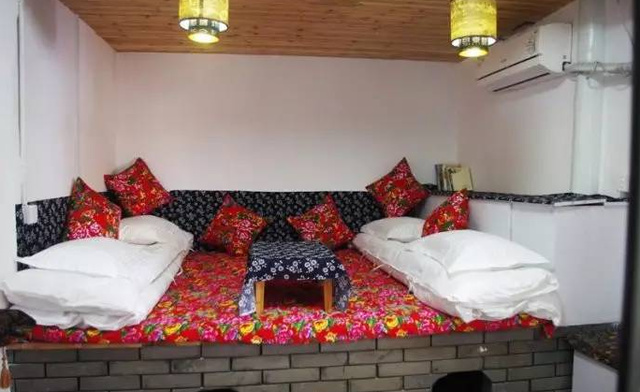 农村东北人“炕上的幸福”日子，吃喝玩乐都在炕上!