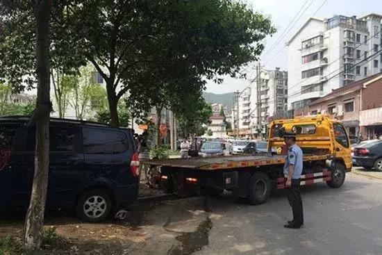 担心违停被贴条怎么办?老司机通常都会这么做