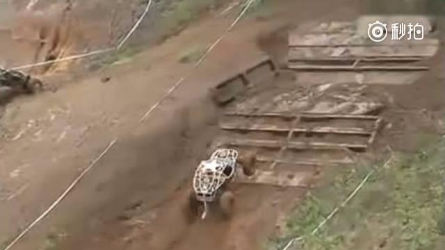 外国人的越野总是很疯狂，改装越野车挑战极限