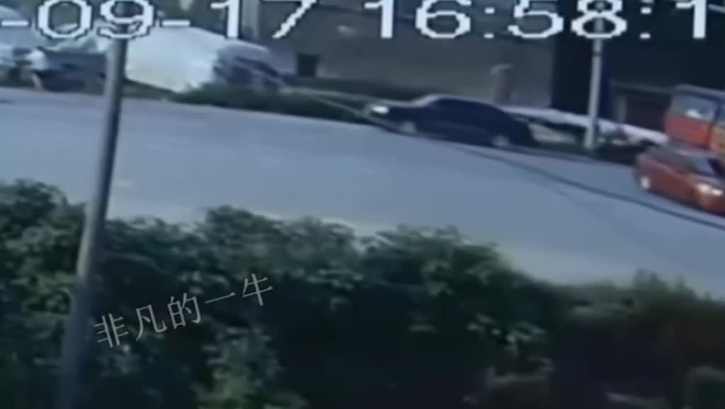 轿车彻底惹怒了货车司机，监控拍下货车疯狂报复的一幕