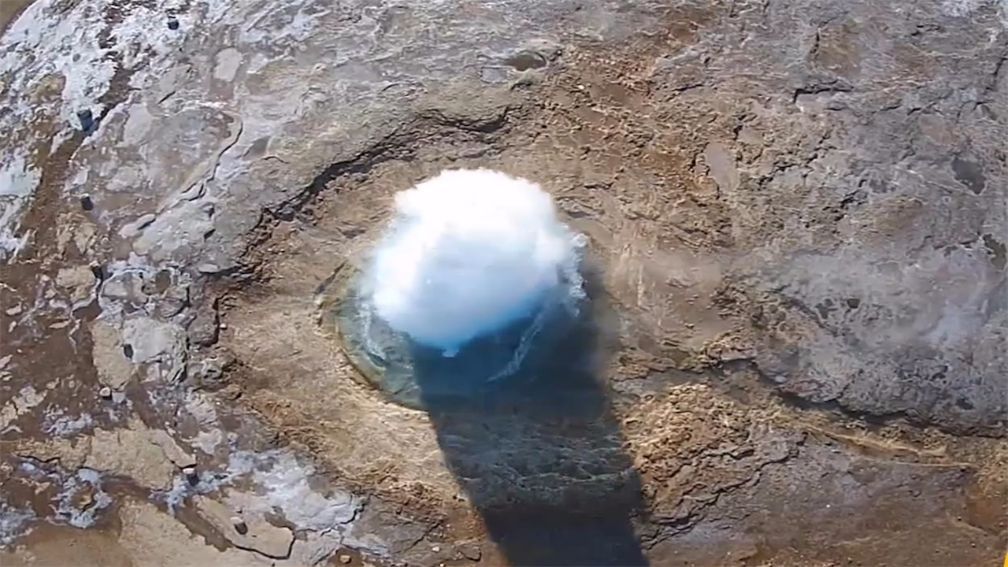 自然奇观:最危险的自然喷泉,喷射瞬间有60米高,你敢去