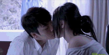 拍吻戏明星是什么感觉?郑爽反应亮了