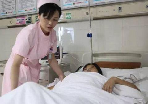 农村妈妈喜怀双胞胎,等孩子出来后妈妈却晕死