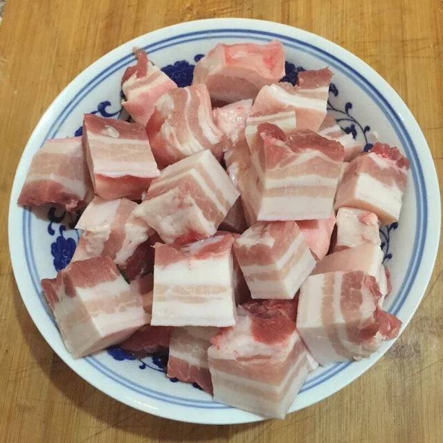 如图五花肉洗净切小块备用