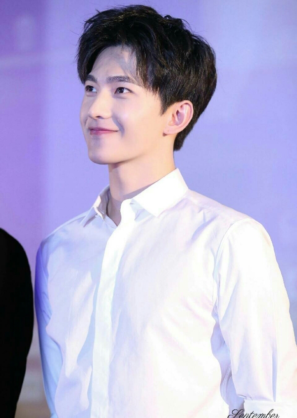 你只知道杨洋穿白衬衫帅,却不知李易峰正装更